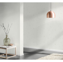 Kamerweergave met sterrenbehang, tafel met vaas en koperen lamp