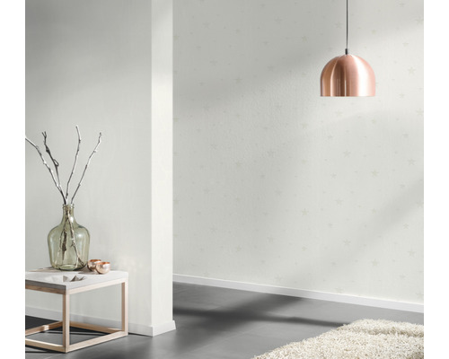 Kamerweergave met sterrenbehang, tafel met vaas en koperen lamp