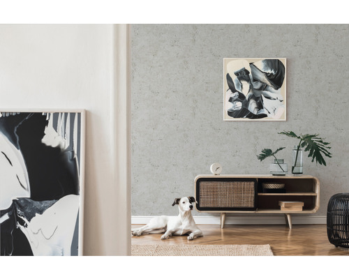 Woonkamer met designbehang, dressoir en abstracte schilderijen