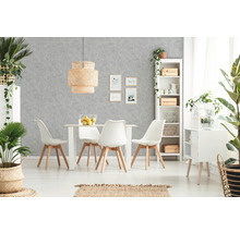 Lichte eetkamer met eettafel, stoelen, hanglamp en decoraties