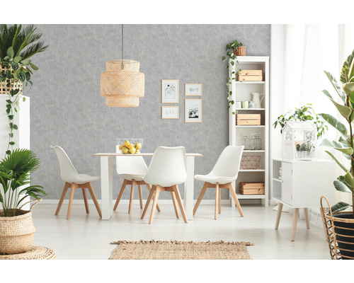 Lichte eetkamer met eettafel, stoelen, hanglamp en decoraties