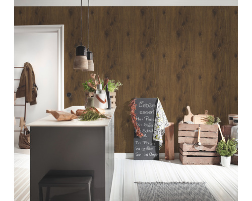 Lichte, ruime keuken met houten wand, aanrecht, decoratie en schoolbord