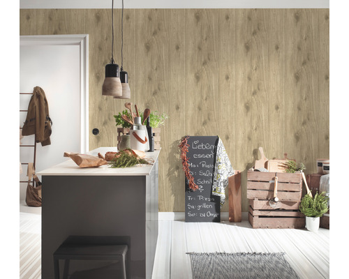 Licht interieur met een wandbehang in houtlook, een keukenbar en decoratieve elementen.