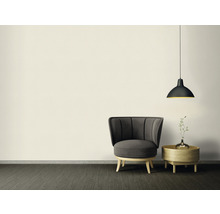 Interieurscène met fauteuil, bijzettafel en hanglamp voor een moderne woonsfeer.