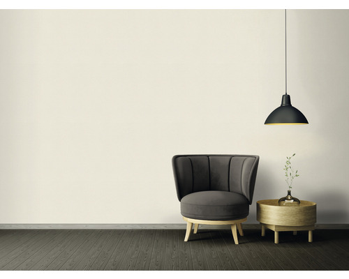 Interieurscène met fauteuil, bijzettafel en hanglamp voor een moderne woonsfeer.