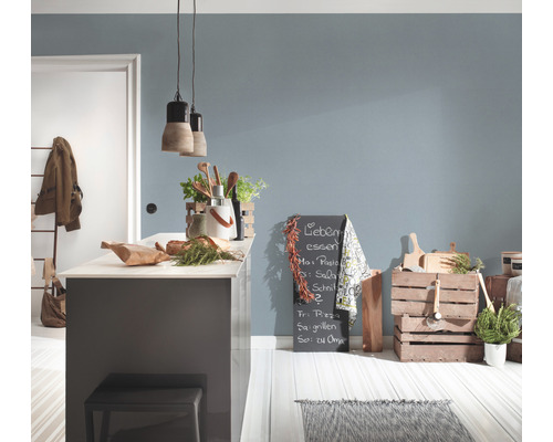 Lichte keuken met kookeiland, decoraties, schoolbord en houten kisten