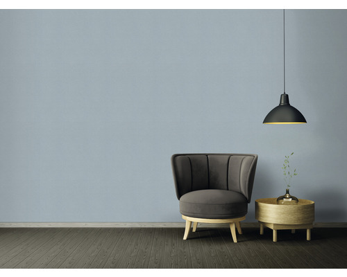 Woonkamer met fauteuil, bijzettafel en hanglamp