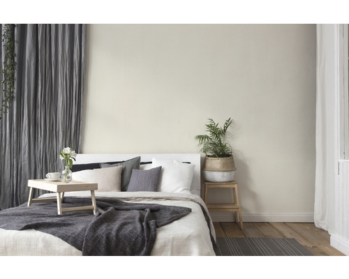 Lichte slaapkamer met bed, nachtkastje en decoratie