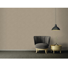 Interieur met fauteuil, bijzettafel en hanglamp voor een beige muur