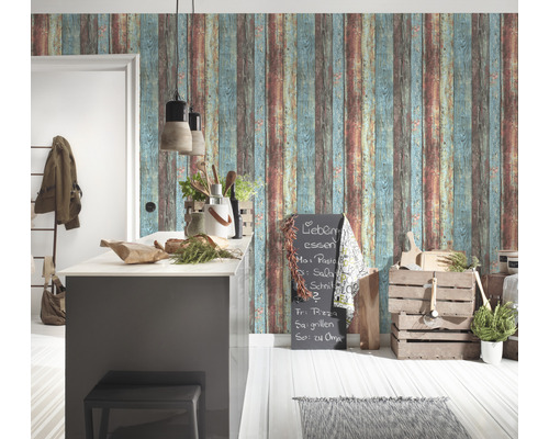 Lichte ruimte met houten wandbehang, aanrecht en decoraties voor een gezellige sfeer.