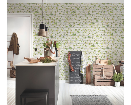 Lichte keuken met bakstenen behang en kruiden