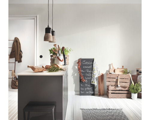 Lichte keukenruimte met kookeiland, decoratieve elementen en schoolbord