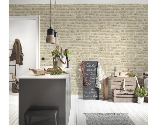 Woonkamer met kookeiland, decoratie en stenen wandbekleding