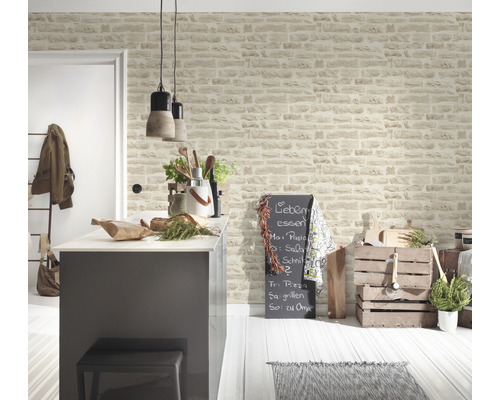 Lichte keuken met kookeiland en stenen wandbekleding voor een vriendelijke sfeer.