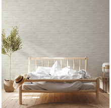 Lichte slaapkamer met bakstenen behang, houten bed en kamerplant