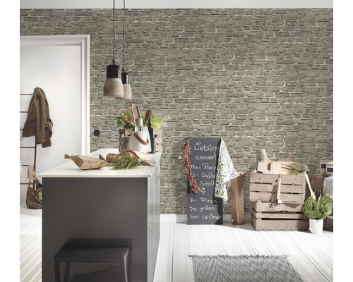 Lichte keuken met bakstenen behang, kookeiland en decoratie