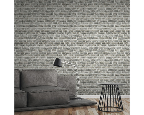Woonkamer met grijs bakstenen behang, bank, lamp en tafel