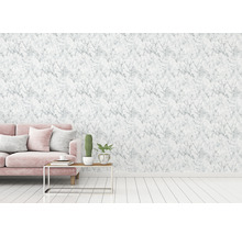 Woonkamer met marmeren behang, bank en tafeldecoratie