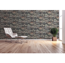 Kamer met bakstenen behang, fauteuil en kamerplant