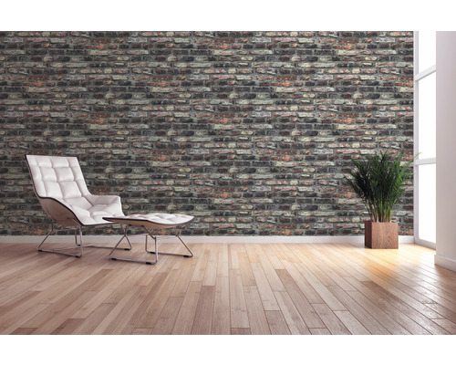 Kamer met bakstenen behang, fauteuil en kamerplant