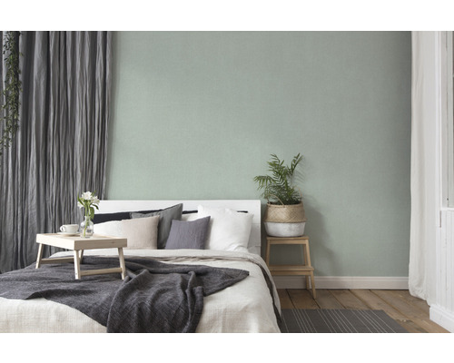 Slaapkamer met bed, nachtkastje, gordijnen en kamerplant voor een gezellige sfeer