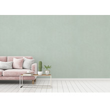 Lichte kamer met patroonbehang, bank en tafel