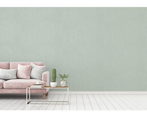 Lichte kamer met patroonbehang, bank en tafel