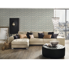 Woonkamer met bank, fauteuil, kast, behang en decoratie