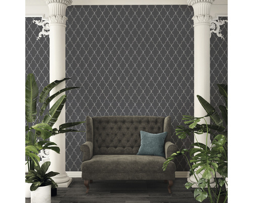 Decoratieve wandbekleding met patroonbehang, zuilen en kamerplanten voor een stijlvol interieur.