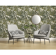 Interieurontwerp met Monstera-bladbehang, fauteuils en spiegel