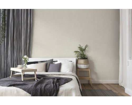 Slaapkamer met bed, gordijnen en plant voor een rustige sfeer