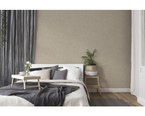 Lichte slaapkamer met bed, gordijnen en beige wandbekleding