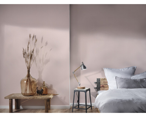 Lichte slaapkamer met patroonbehang, nachtkastlamp en decoratie