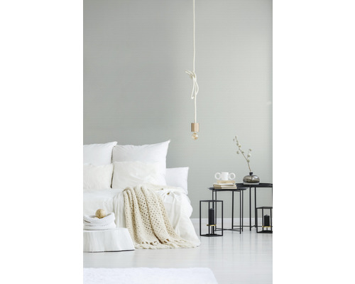 Licht ingerichte slaapkamer met bed, bijzettafels en lamp