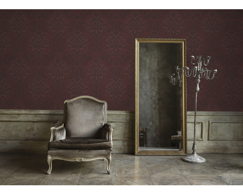 Interieur met fauteuil, spiegel en decoratief behang voor een huiselijke sfeer.