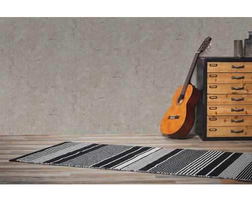 Scene met gitaar, ladekast en gestreept vloerkleed