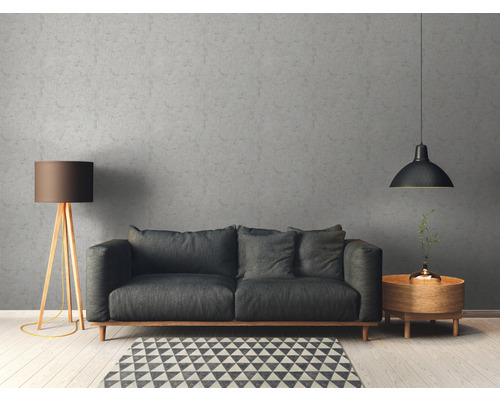 Woonkamer met bank, staande lamp, hanglamp en vloerkleed