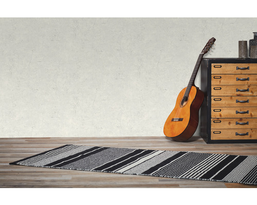 Decoratieve kamer met gestreepte loper, gitaar en ladekast