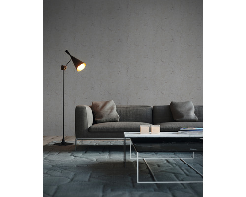 Woonkamer met bank, tafel en vloerlamp