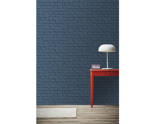 Woonkamer met bakstenen muur, tafel en lamp