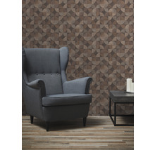 Woonkamer met fauteuil, bijzettafel en behang met geometrisch patroon