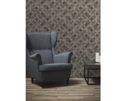 Woonkamer met fauteuil, tafel en geometrisch behang