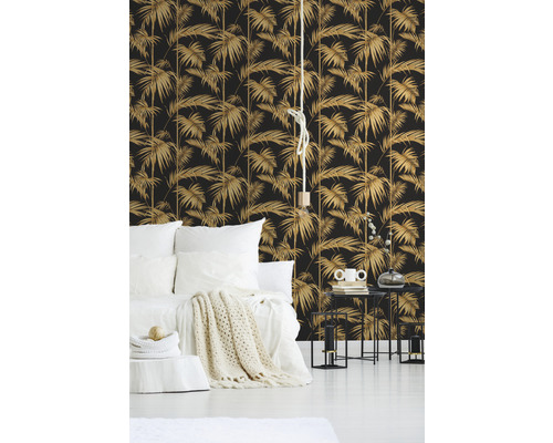 Slaapkamer met bed, nachtkastjes en behang met palmmotief