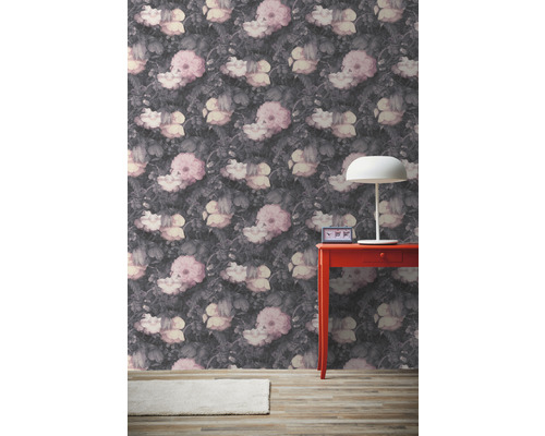 Kamerweergave met bloemenbehang, tafel en lamp