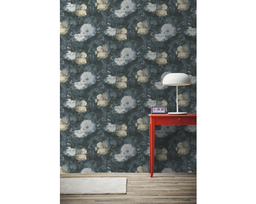 Kamer met bloemenbehang, rode tafel en lamp