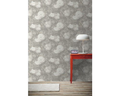 Interieur met bloemenbehang, rode tafel, lamp en vloerkleed