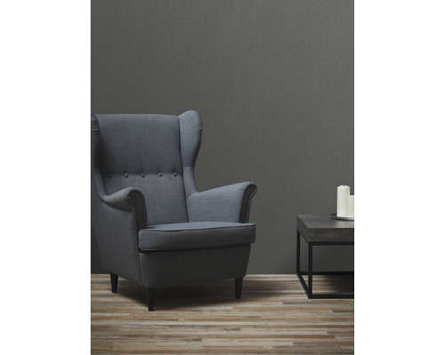 Woonkamer met fauteuil, tafeltje en drie kaarsen