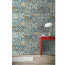 Kamerweergave met patroonbehang, rode tafel en lamp