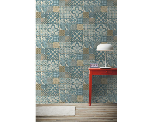 Kamerweergave met patroonbehang, rode tafel en lamp