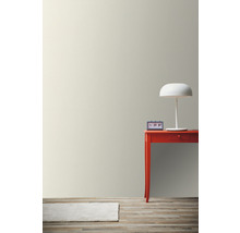 Scene met muurverf, tafel, lamp, klok en tapijt op houten vloer